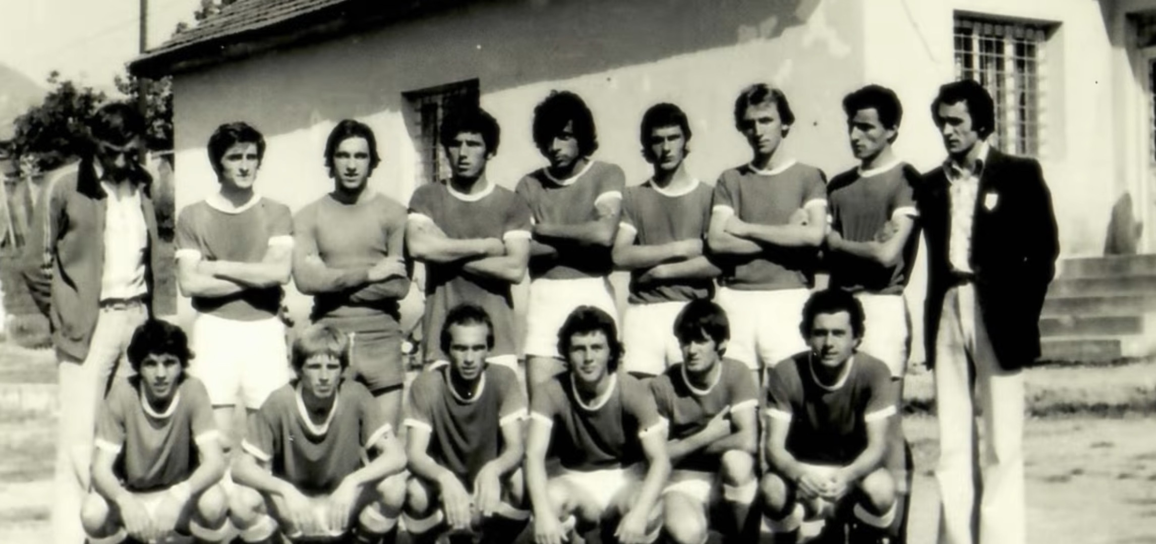 Fotografi historike e ekipit të KF Tërnocit, me lojtarët në dy rreshta para ndërtesës së klubit