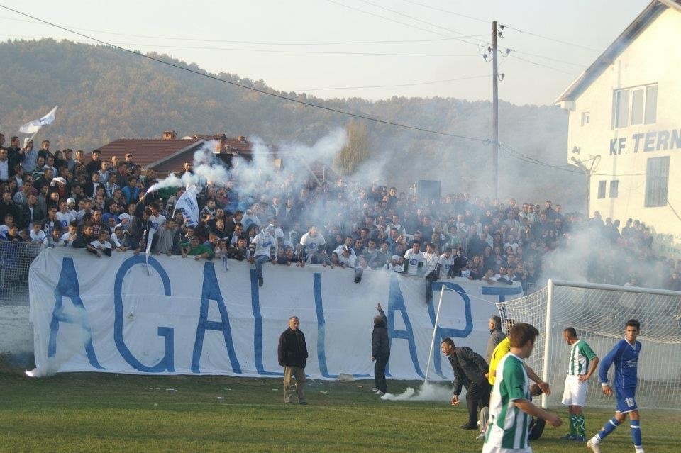 Tifozët e KF Tërnocit në tribunë